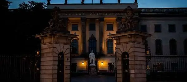 
          Hiding 'Unter den Linden' - Humboldt University Berlin, Germany
  