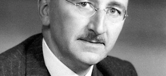 
          Austrian Economics: Historical Contributions and Modern Warnings
  